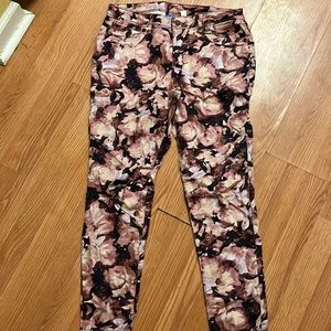 Simply Vera -Vera Wang Skinny pants size 8. Never worn, tags still on.